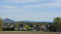 Ortsausgang von Bynovec mit Blick auf Lausitzer Bergland