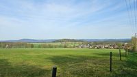 Ortsausgang von Bynovec mit Blick auf Lausitzer Bergland